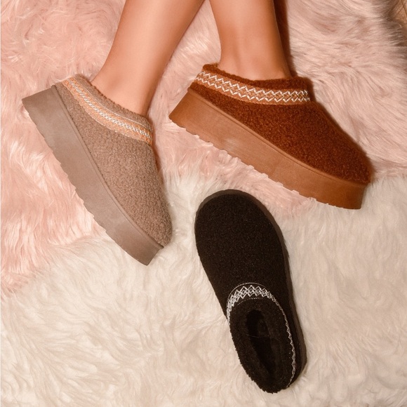 NWT WILD DIVA Black Sherpa Fleece Lined Chunky Platform Embroidered Clog Slipper - Picture 4 of 4